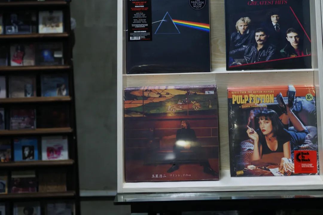 中国年轻人，不买房，只“玩物丧志”