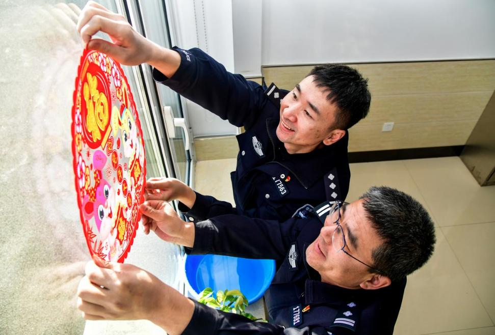 大年初一有哪些习俗和象征意义,大年初一不出门是哪里的习俗