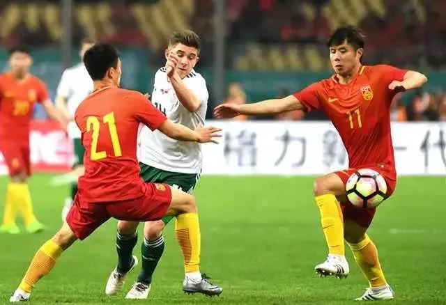 国足不满裁判判罚集体霸踢,0-7国足惨败亚足联建议