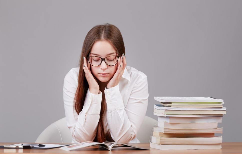 为什么越来越多的年轻人长白头发,年轻人长白发的原因及治疗方法