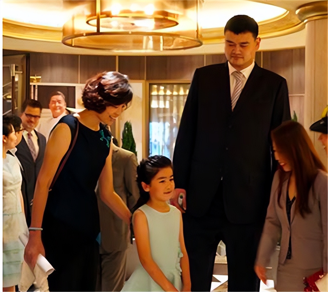 姚明和妻子叶莉近照 (姚明老婆叶莉个人资料简介)