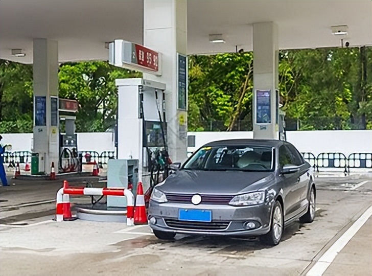 为什么说汽车加油最好加两百元,为什么给车子加油只加200块钱