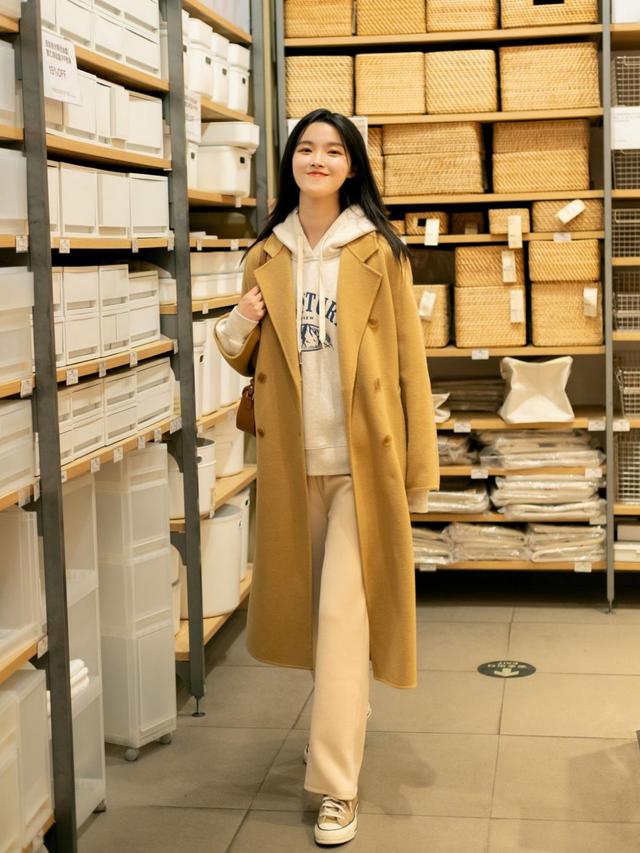 大衣卫衣今冬最火混搭套路时髦炸,冬季穿大衣卫衣减龄时髦