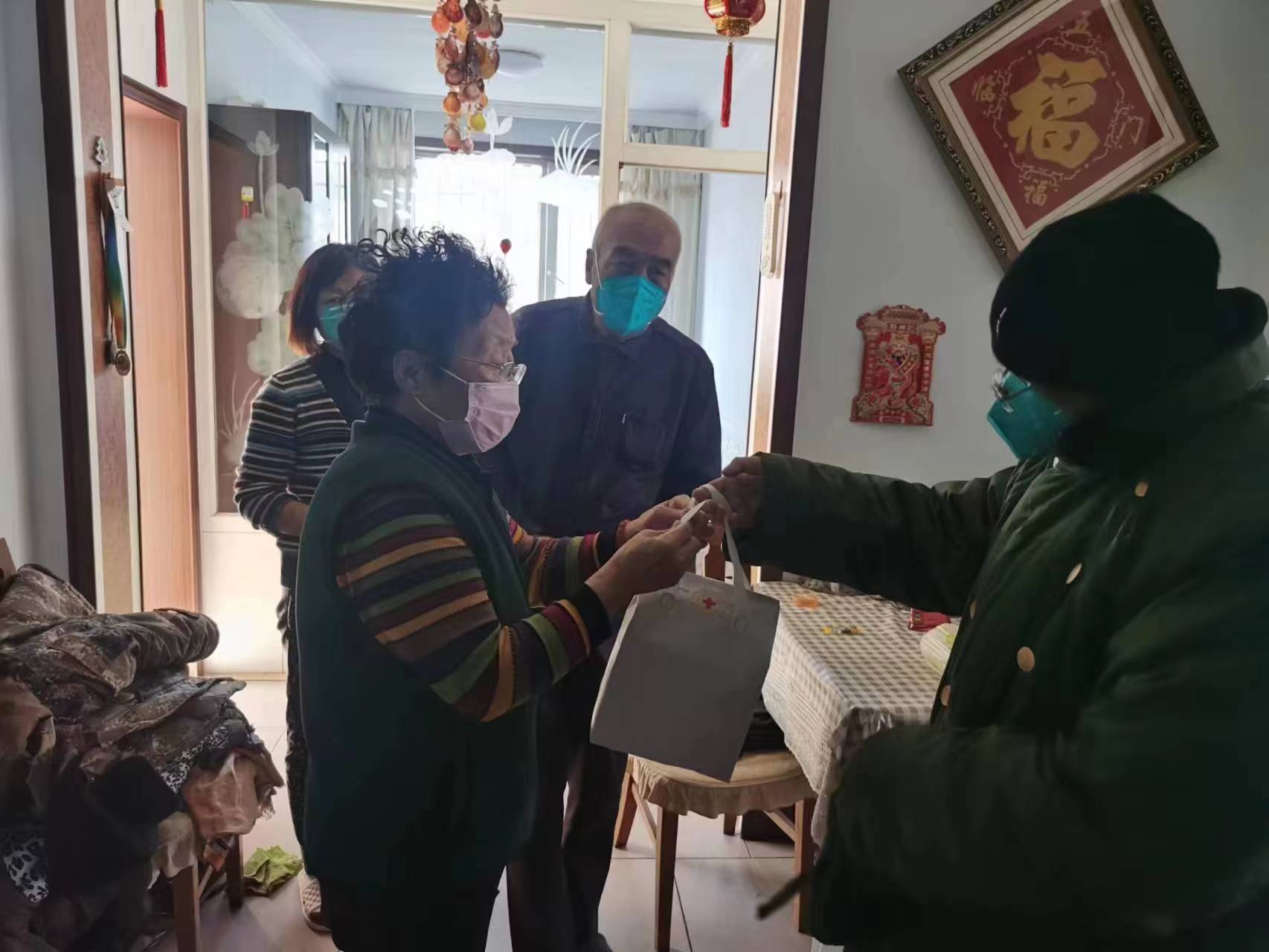 【光明路街道】*党**建+|暖心服务小分队温暖冬日青城