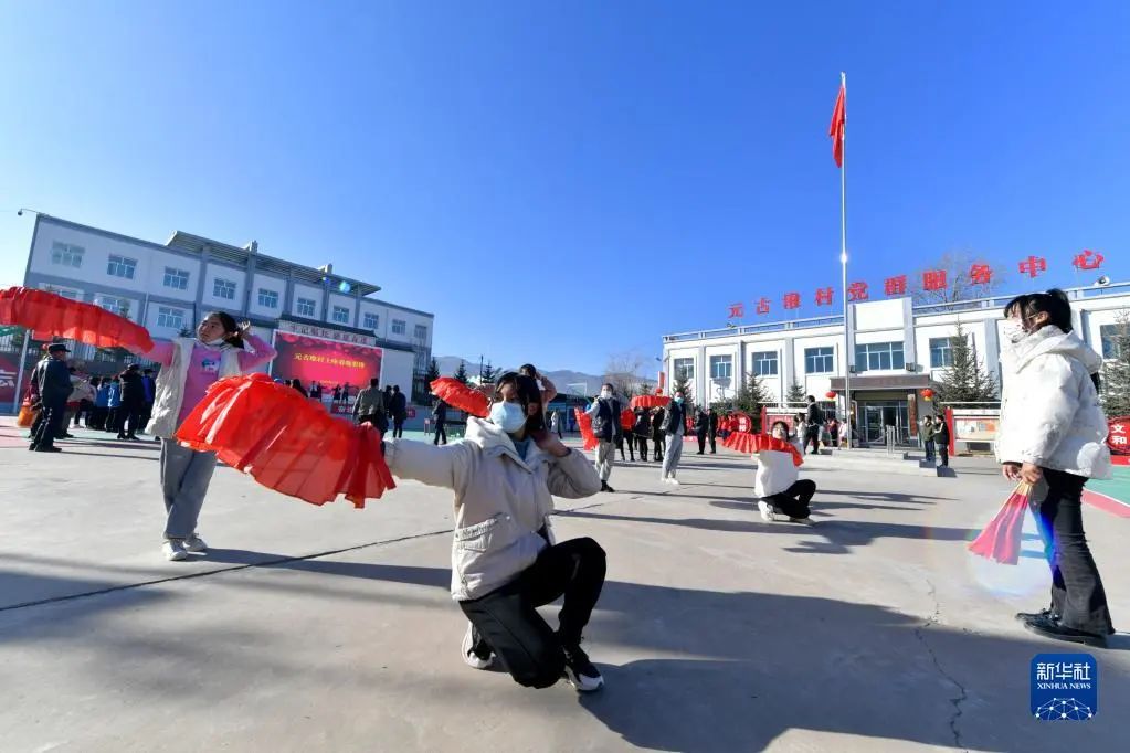 情牵人民春暖中国——习*平近**总书记春节同群众在一起