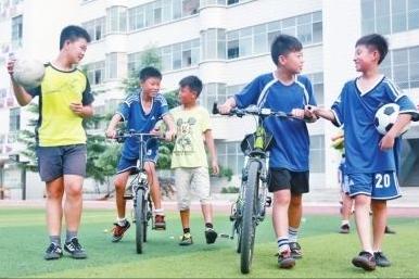 中国知名专家问诊把脉,一位老师为学生把脉