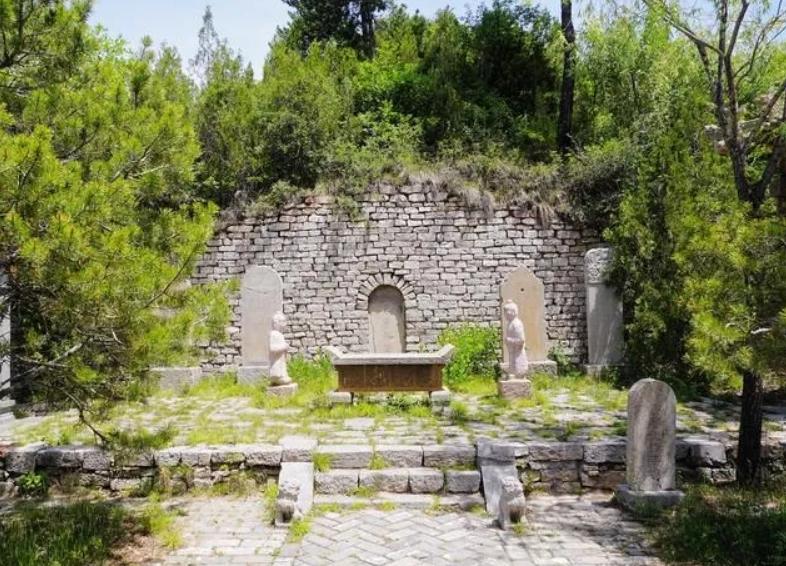 坟墓上有洞是什么寓意,坟口有洞预示什么