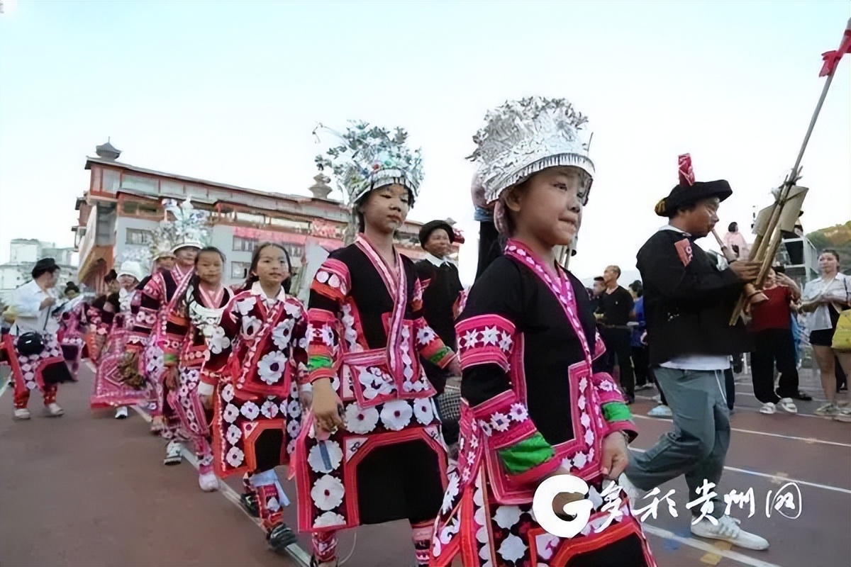 村BA后村超再次霸屏!木匠、瓦匠、肉摊老板的纯粹足球打脸了谁?