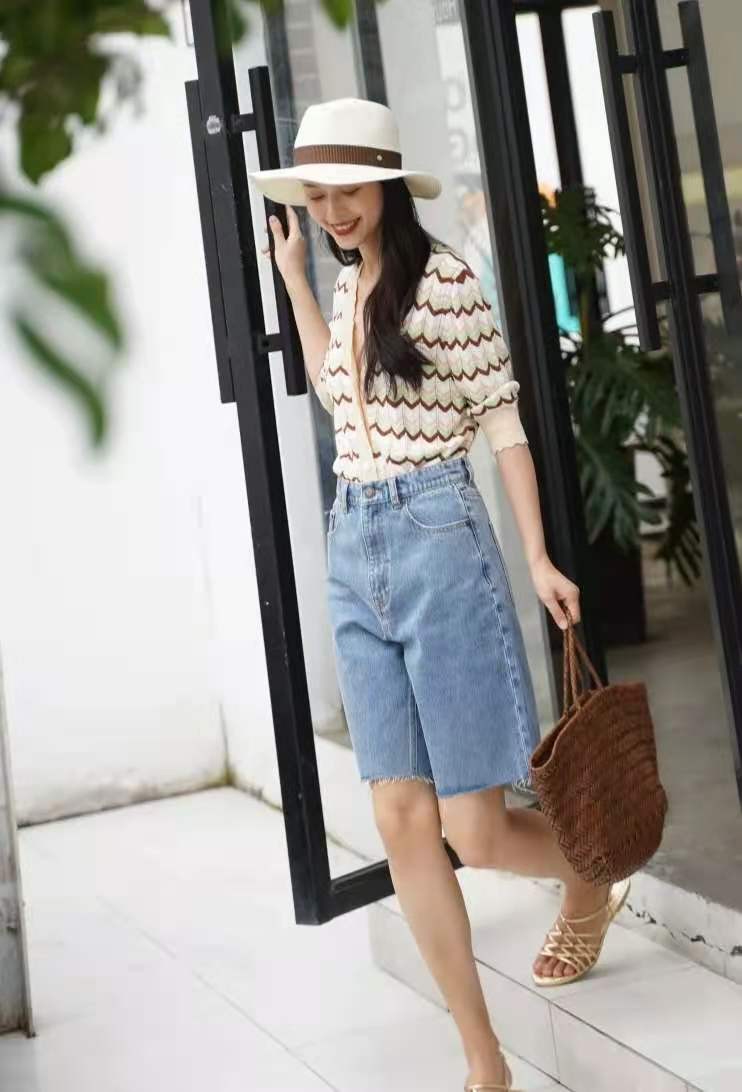 女款修饰腿型裤子,今年流行的中腿裤