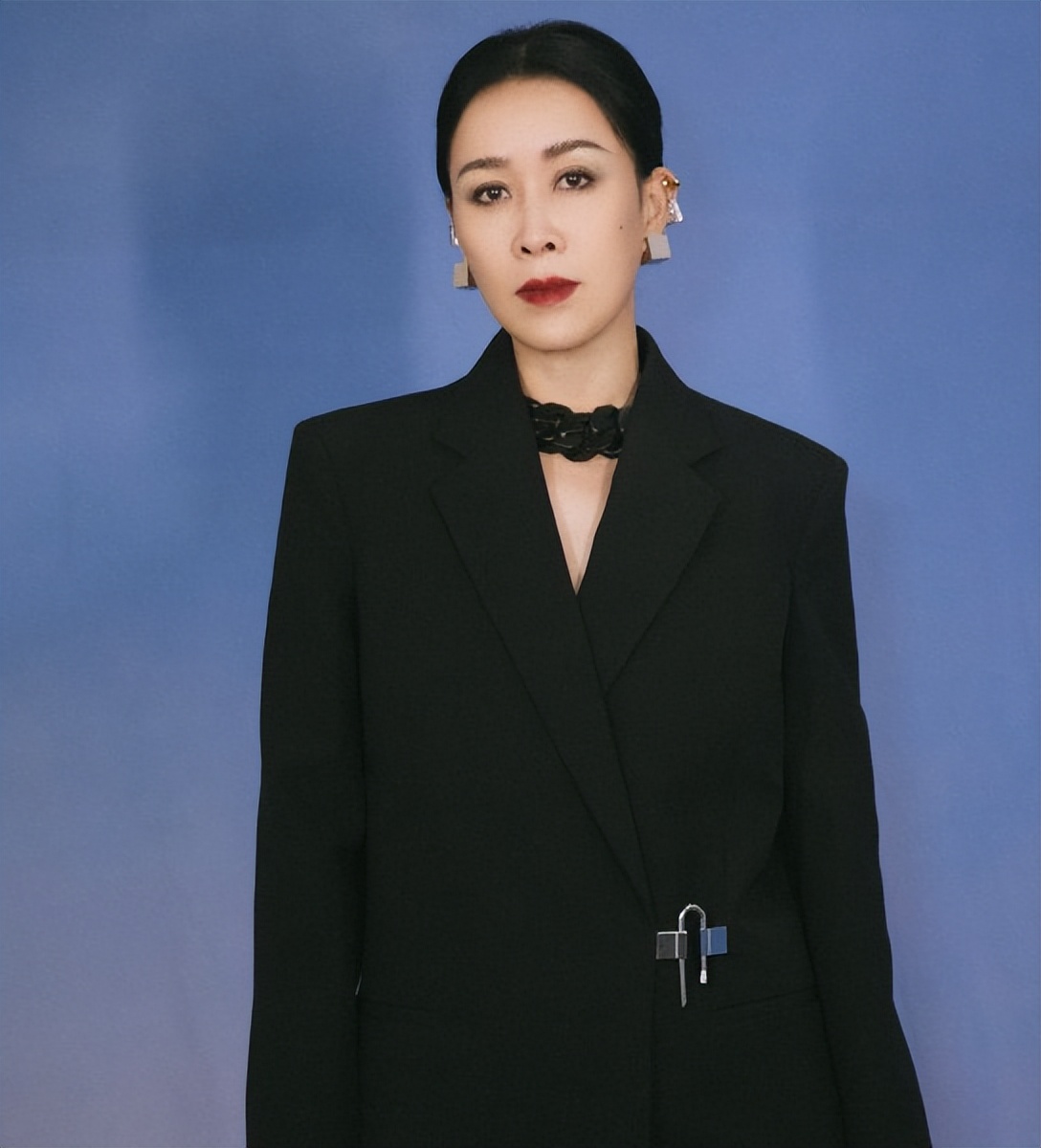 父亲和溥仪合照，又是正经的“皇亲国戚”，那英到底是何身份？