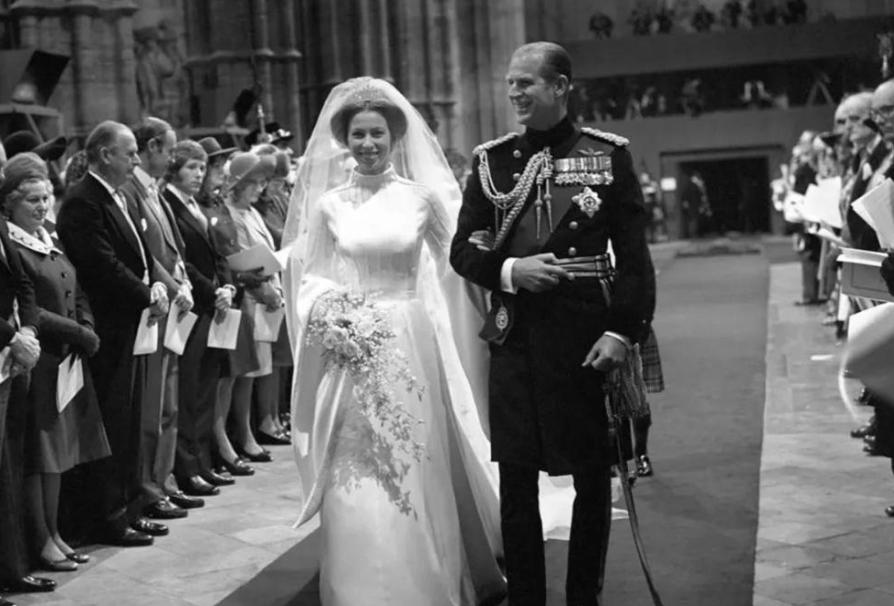 查尔斯和安妮公主兄妹情深,安妮公主和菲利普亲王小时候