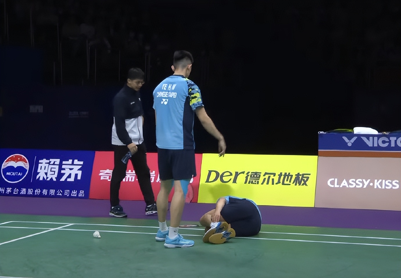 苏杯宝岛球员受伤遭韩国球员偷后场此行为真没品！被全场观众嘘