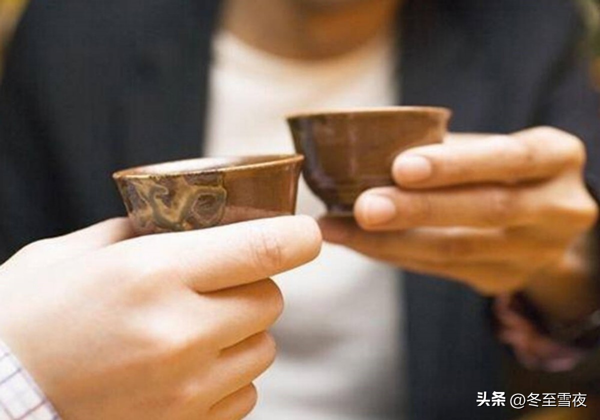 吃饭时,总遇到朋友“劝酒”怎么办?用这三种方法应对,轻松化解