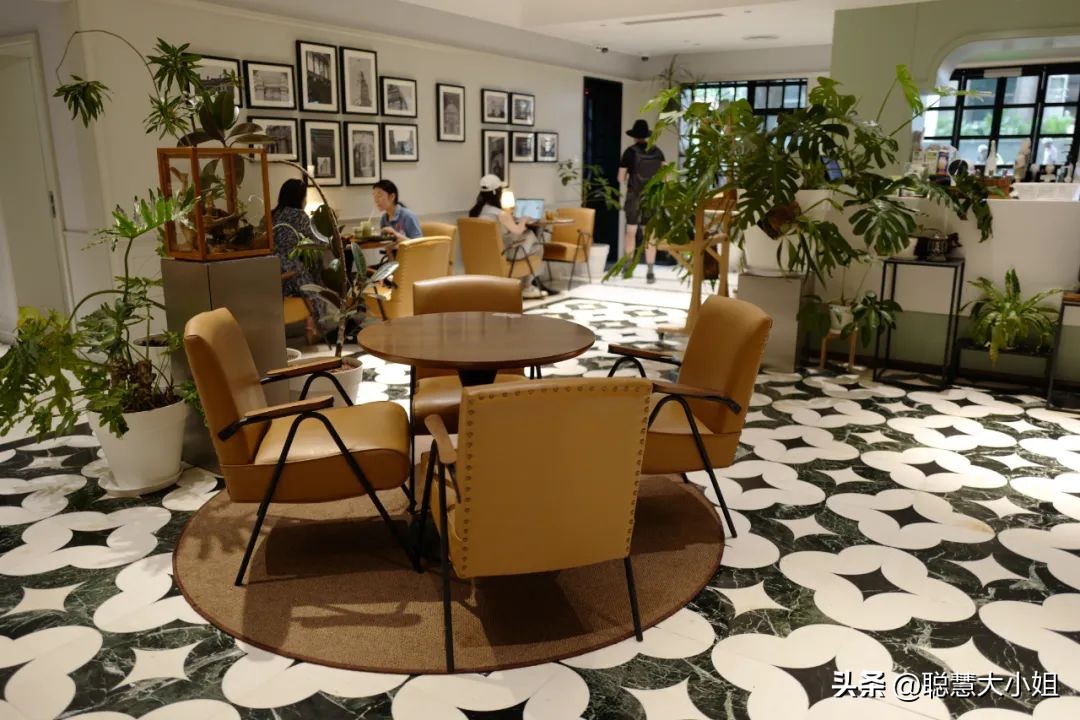 去这条充满松弛感的“小马路”，慵懒地溜达一天才是正经事