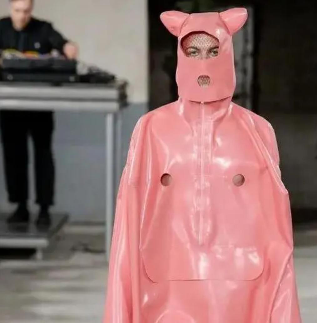 大牌时装秀，频繁暴露隐私部位，到底是追求潮流还是为了博眼球