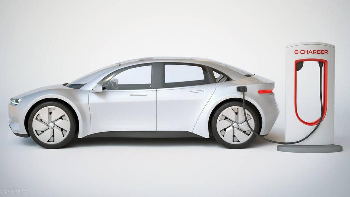 上班族选电车还是油车,平常开的比较多买电车还是油车