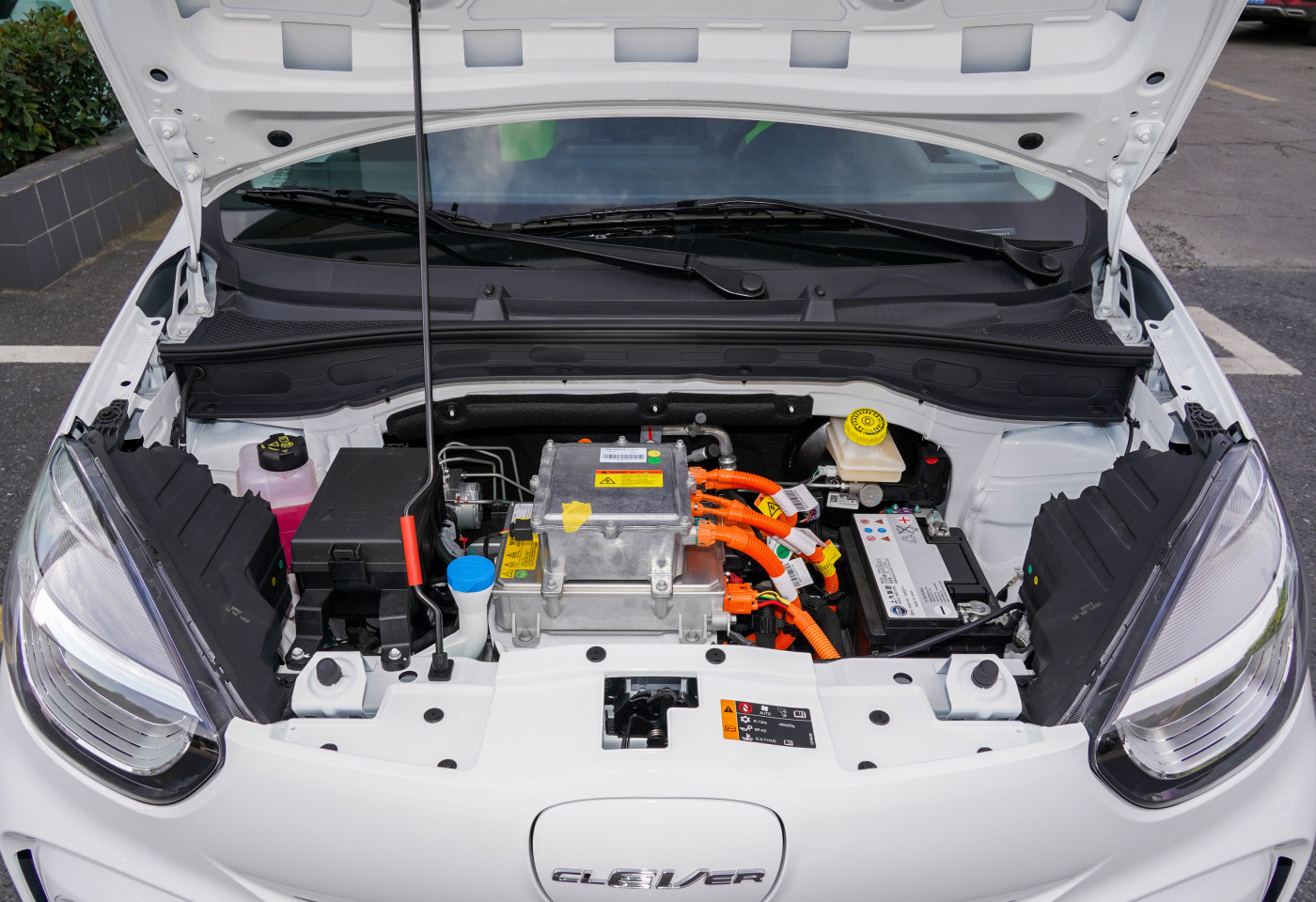 最新款的荣威三厢轿车,荣威首款国际化自主中高档轿车