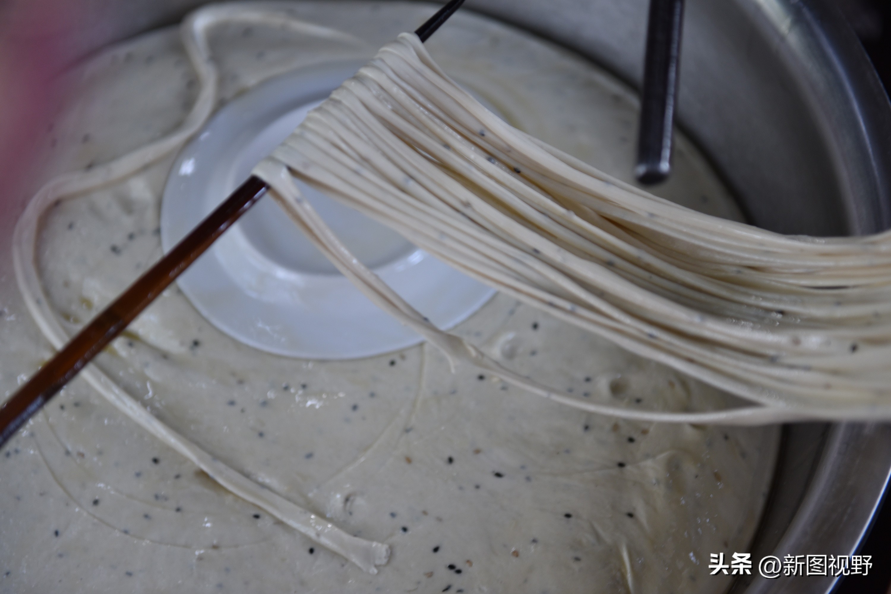 夫妻炸油条馓子，凭一把铁锤破译财富密码，打拼14年实现财务自由