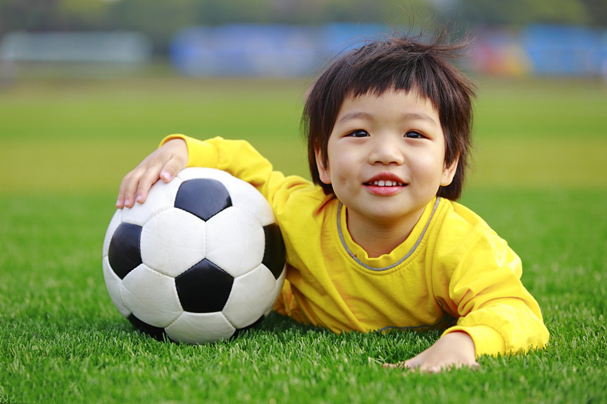 妈妈帮孩子理发发现蜱虫,小孩儿头上发现有蜱虫