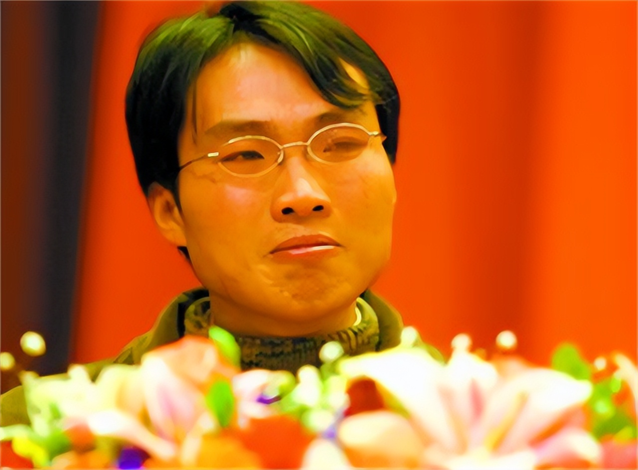 农村穷小伙进城上学捡废品,拾荒小伙供妹妹上大学