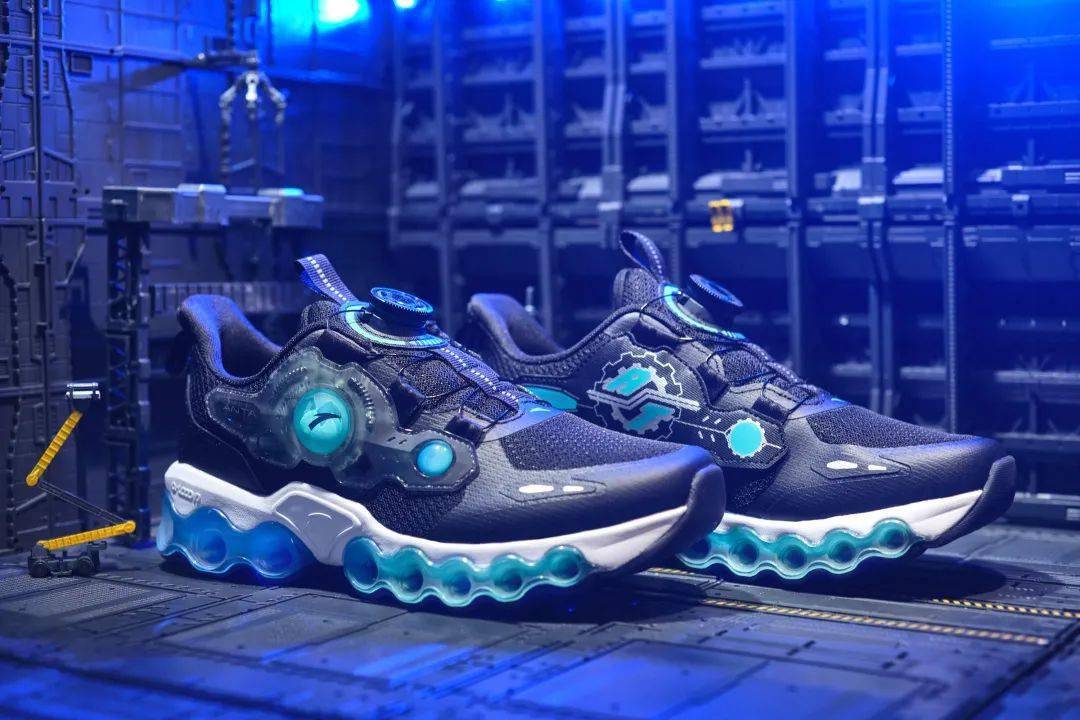 谷爱凌同款跑鞋太帅了，镂空跑鞋科技感强，安踏设计赶超李宁？