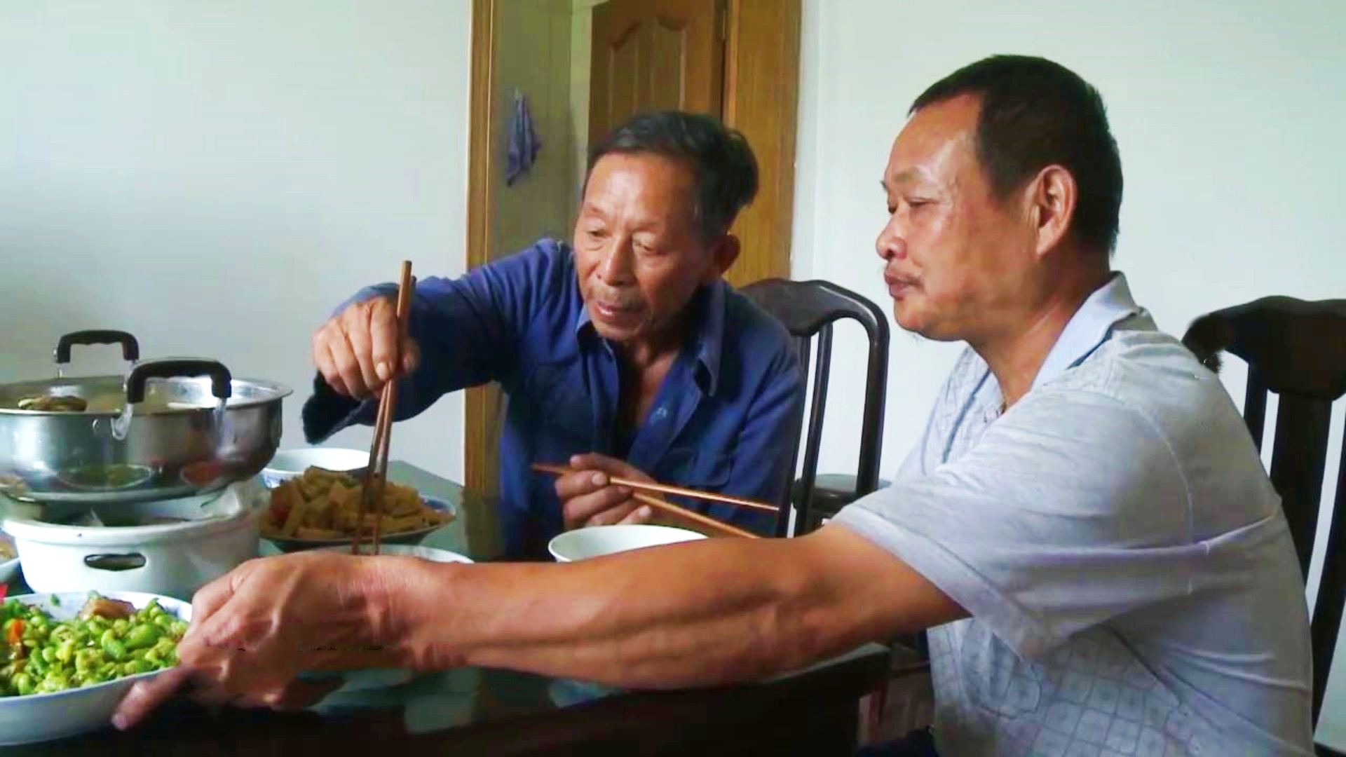 76岁老汉有4个女儿，却要签下认识1个月的男人，给自己当儿子养老