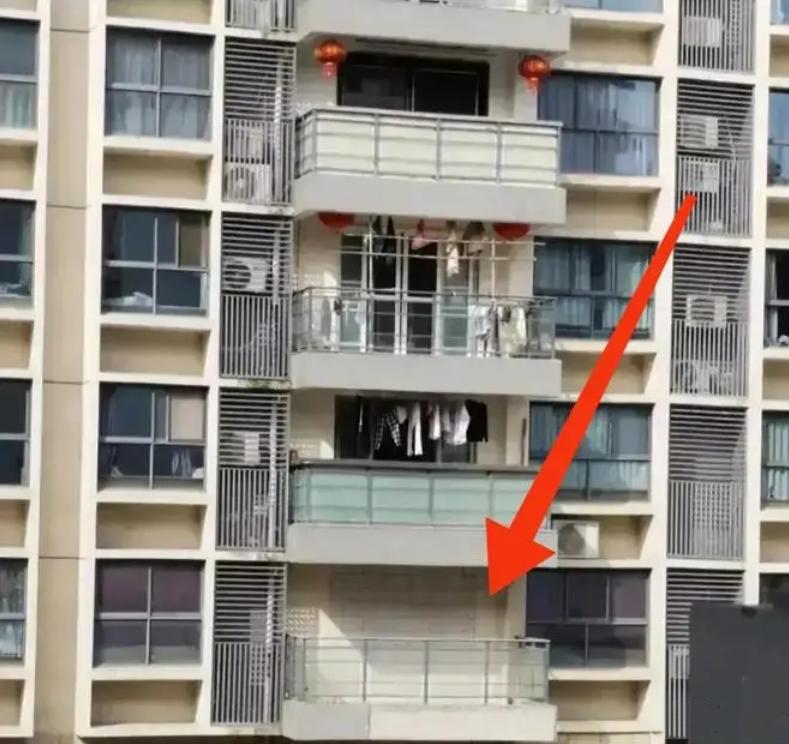 买的房子隔壁一直亮红灯,男子买房发现对门无人住