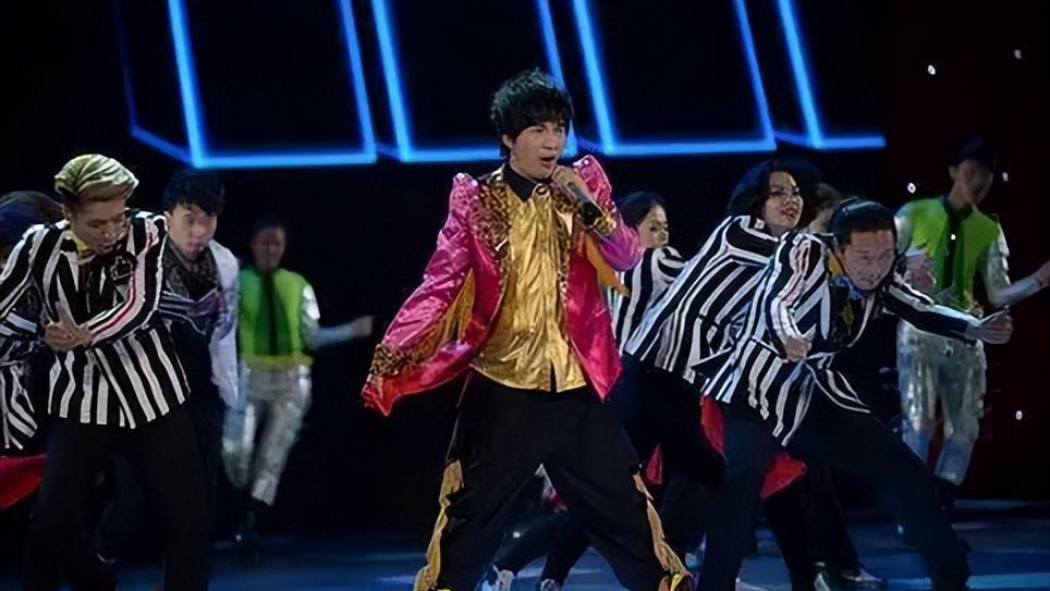 萨顶顶假唱话筒拿反是故意的吗,萨顶顶假唱话筒拿反是哪年