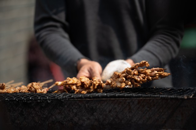 24岁小伙卖烧烤年赚4亿,95后烧烤小伙年收入20万