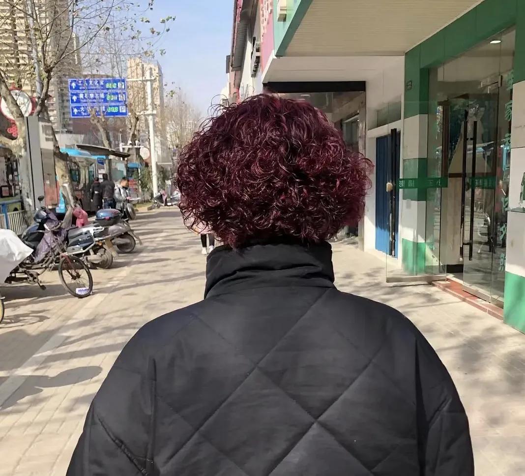 花200块钱烫的头,花二百块钱烫头