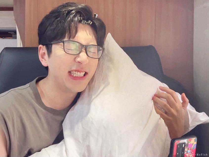 谁懂白客的人夫感！是那种苏感满满的居家好男人型，特别是笑起来