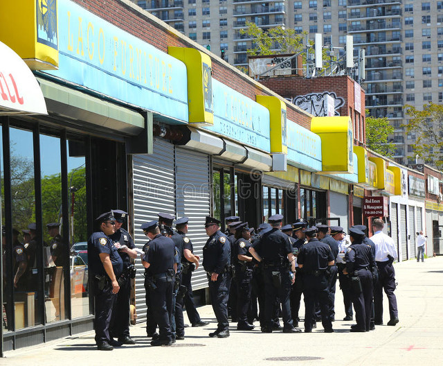小伙买彩票中奖手舞足蹈原视频,小伙彩票中奖买西装