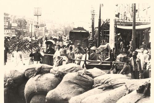 1949年，毛主席进北平时的一组老照片，穿着军棉大衣气场强大