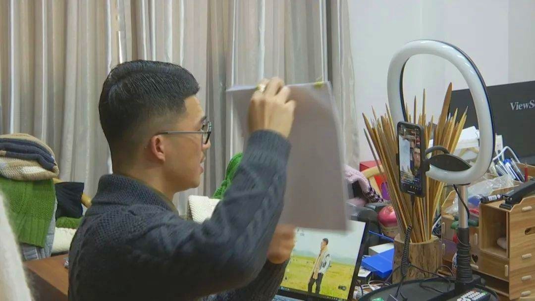 潘锐彬：全网最火织男，两登央视，一件毛衣卖8990，年入500万