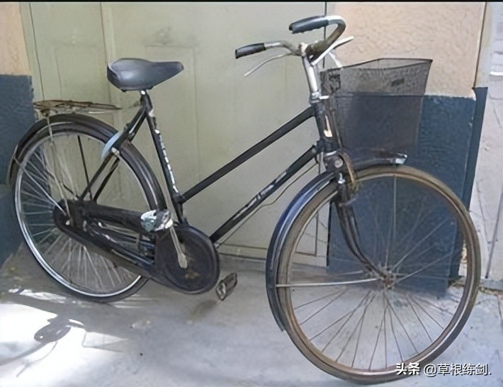 《草根春秋》第一卷第三章十八的确良尼龙袜自行车