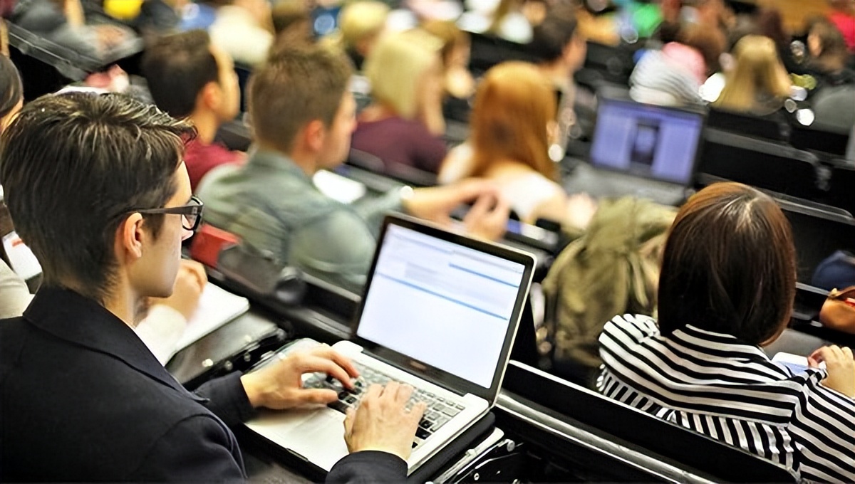 学生党笔记本电脑推荐不要轻薄本,大学生如何选择轻薄本笔记本电脑