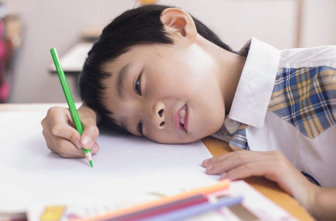 初中生写作业磨蹭怎么治,初中孩子写作业慢的原因及对策