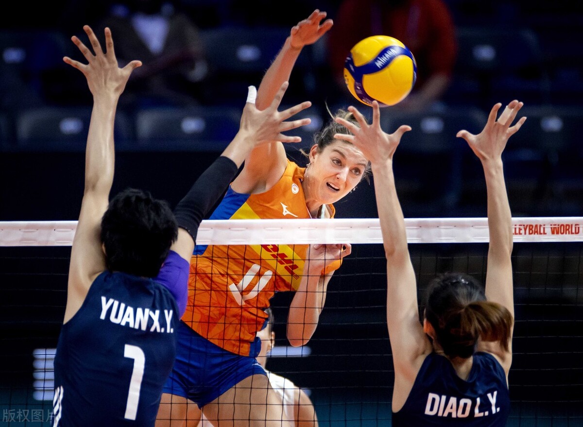 中国3-2险胜荷兰,为世锦赛八强赢下关键一战,积分紧追意大利