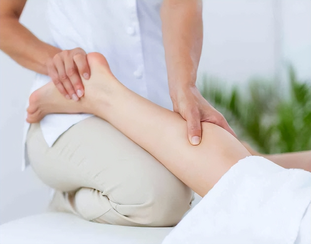 32周睡觉时一伸腿就抽筋是缺钙吗,运动或睡觉时抽筋是缺钙吗