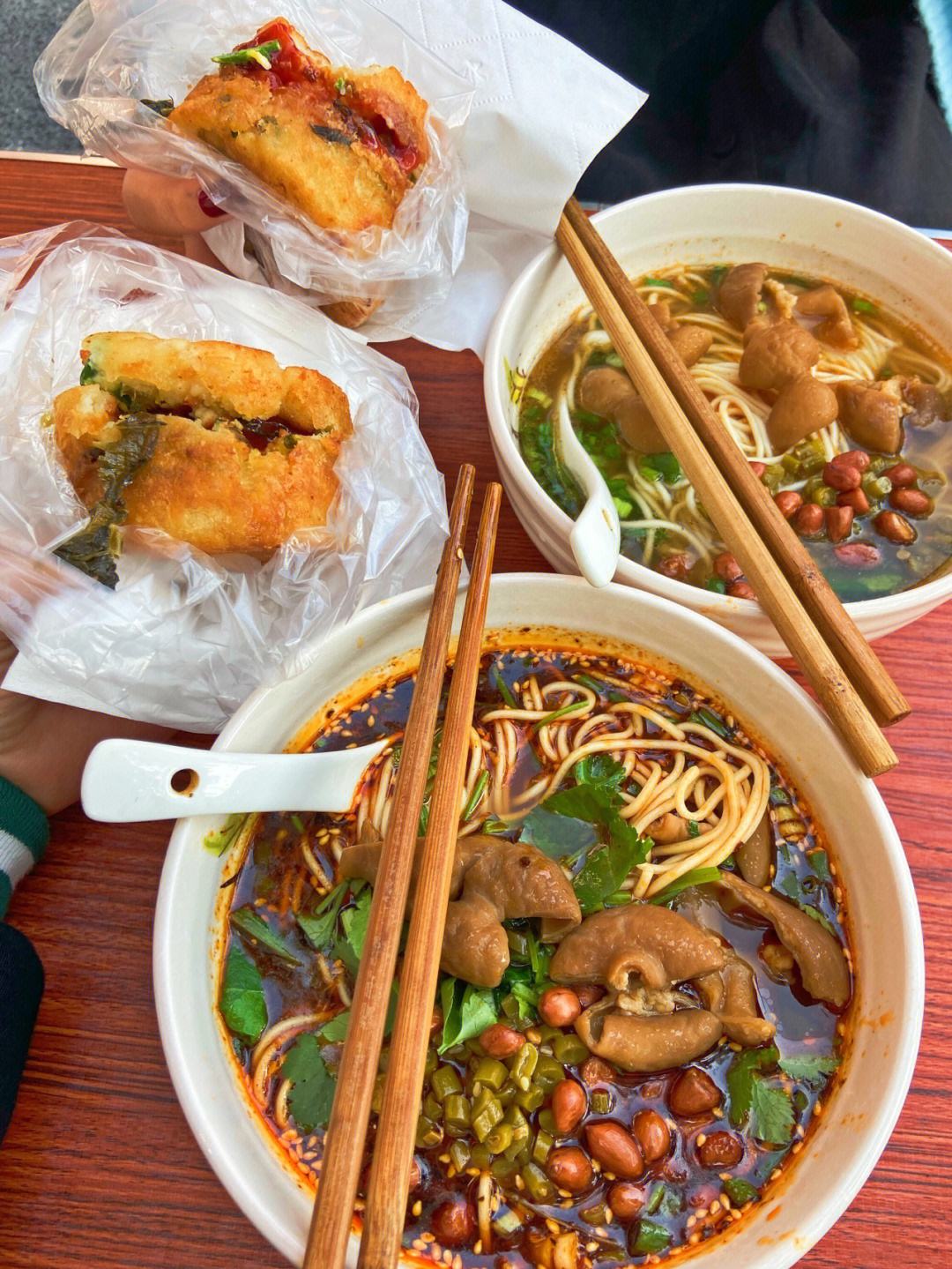 小区店铺转让费5万贵吗,月租2000的面馆转让费多少合适