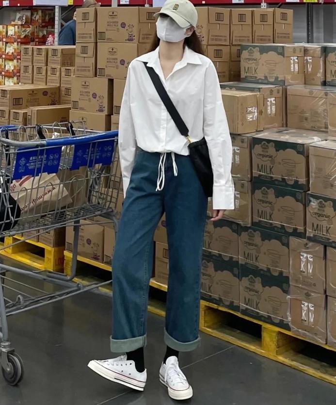 小白鞋搭配什么样的衣服好看,小白鞋搭配黑色连裤袜好看吗