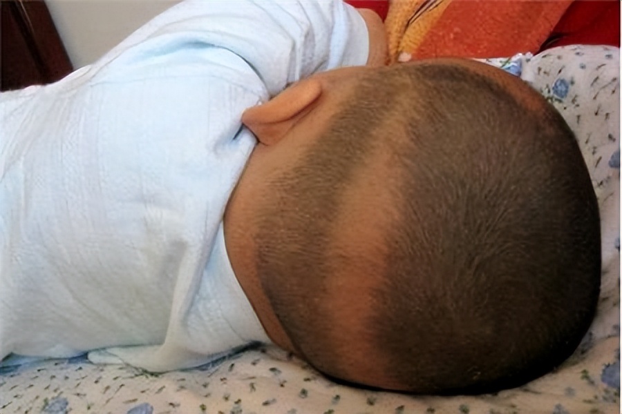 7个月宝宝头摇的拨浪鼓,宝宝把头睡扁了怎么办