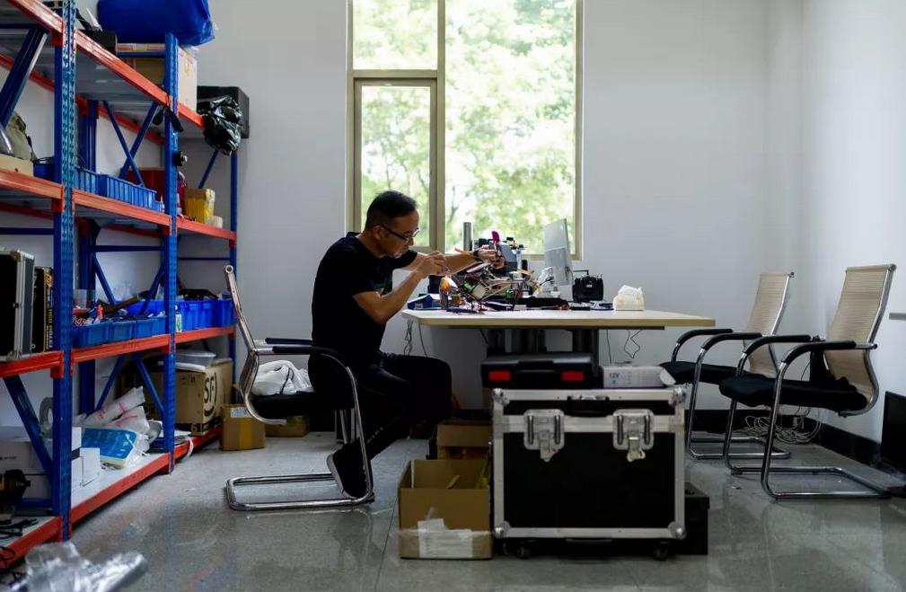 湖南农民试飞1564次成功上天，今成立公司，研发民用“飞天摩托”