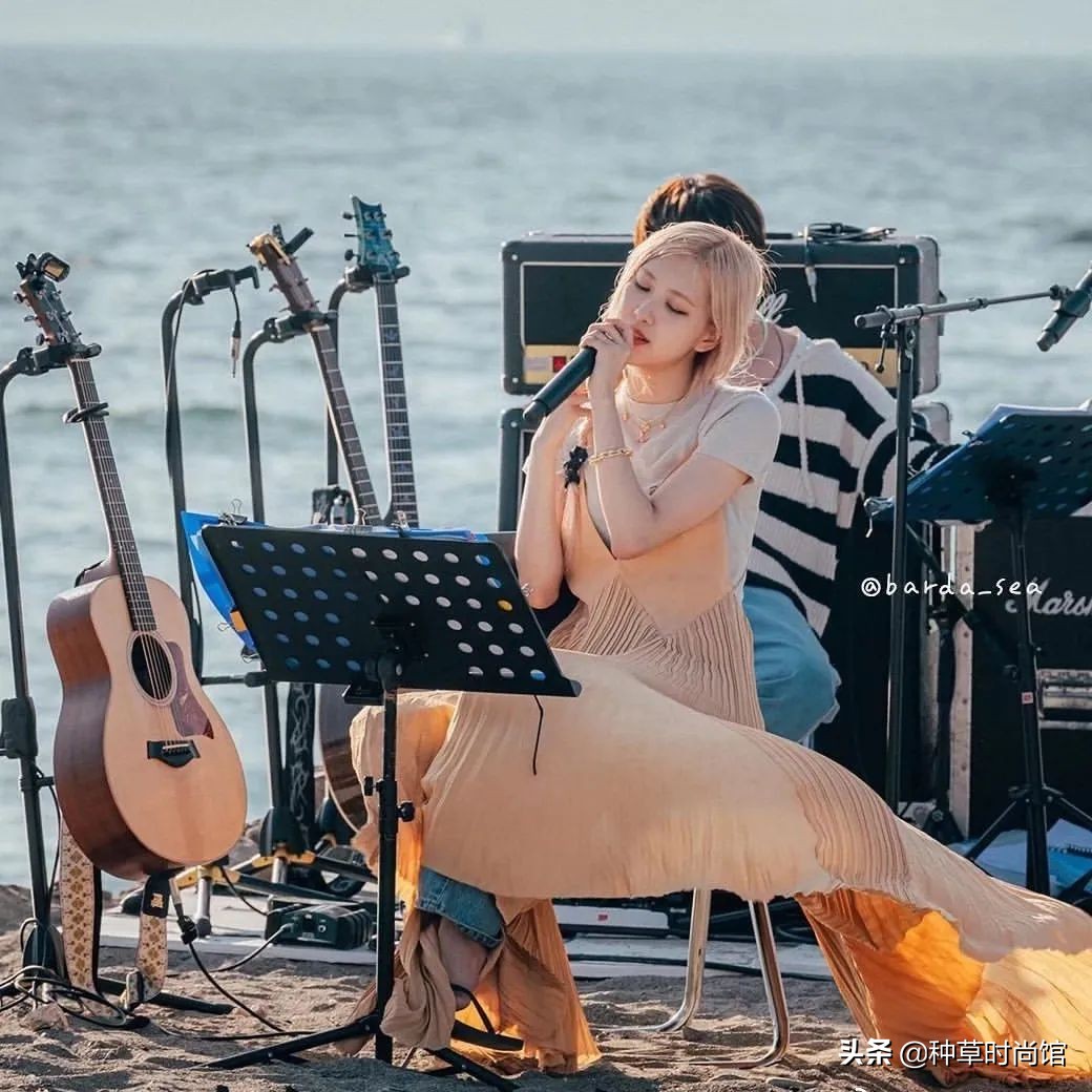 今年流行穿什么裤子和裙子,今年流行裙子配什么裤子