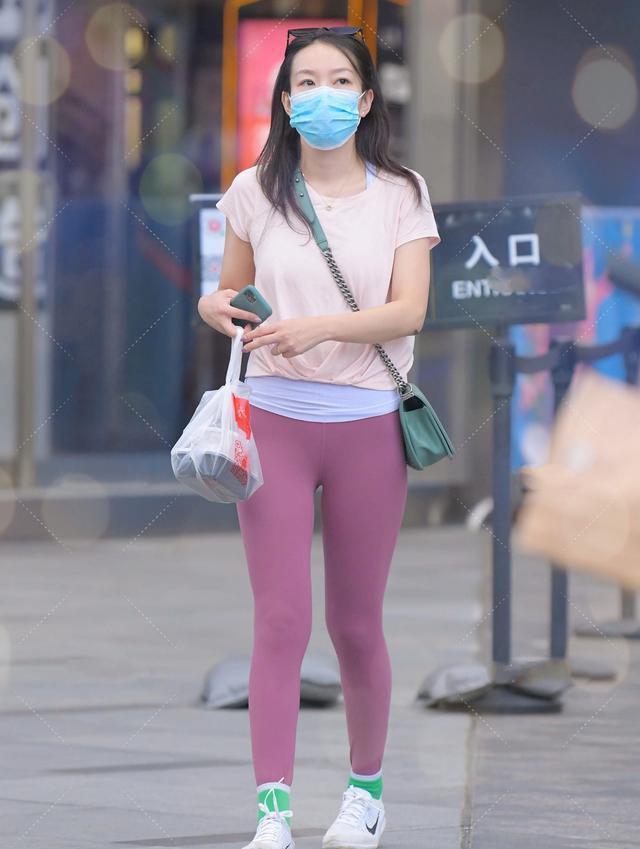 直筒牛仔裤上身怎样穿搭,打底裤穿搭独特魅力显得时尚典雅