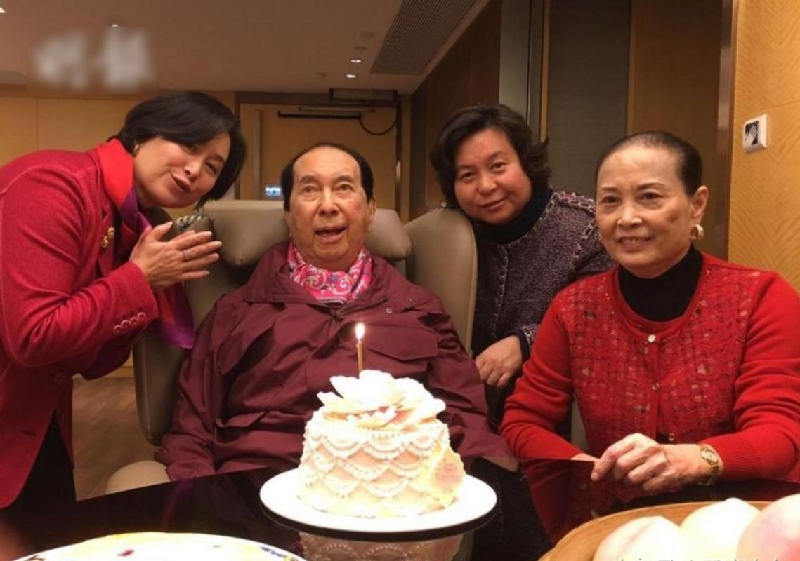 赌王何鸿燊800万,赌王何鸿燊去世谁来抬棺