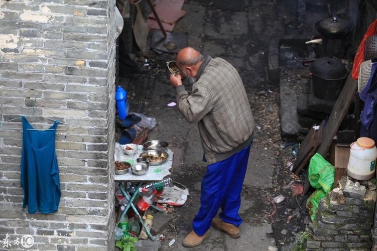 浙江6旬老汉骗多少人,六旬老汉骗数名女性深陷其中作案