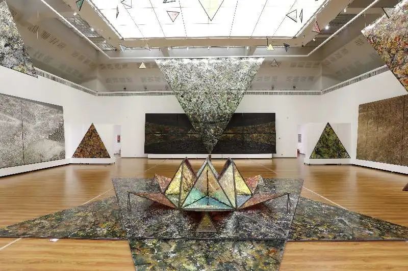 这个跨界大展开幕十余天后，现在孤独地封存在美术馆展厅里