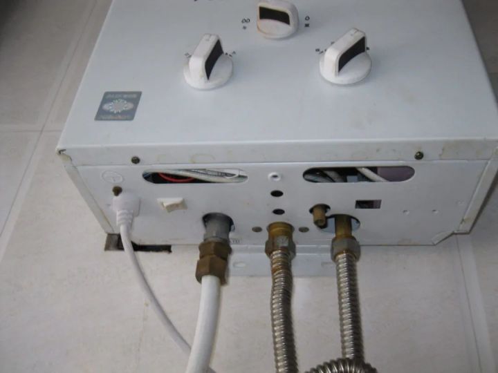 热水器漏水侧边漏水,热水器漏水管老是漏水怎么办