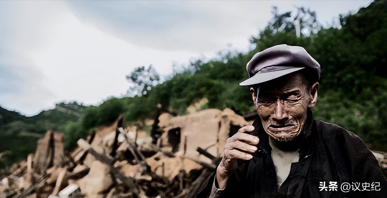 78岁老人被儿媳赶出家门，真实身份暴露后，政府直接送来30万津贴